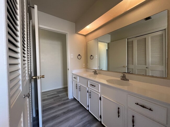Building Photo - SPACIOUS SOUTHSIDE DUPLEX!