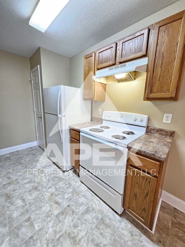 Building Photo - MOVE-IN SPECIAL,NO RENT TIL APRIL 1ST! - AVALON APARTMENT HOMES---NICE 3BD - 1BA Apartment off To...