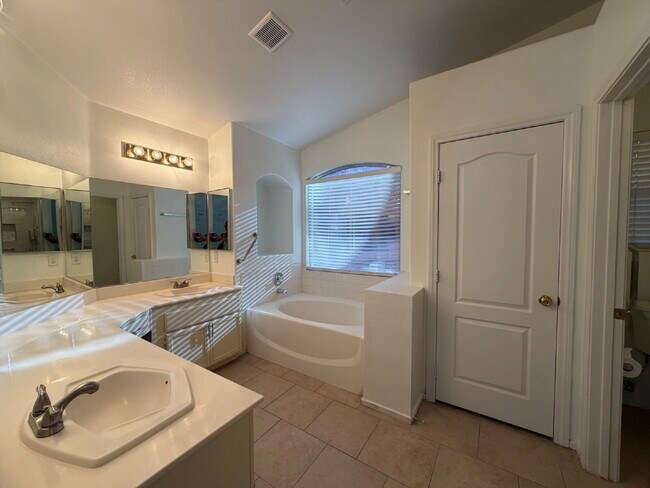 Building Photo - SINGLE-STORY HOME | GATED COMMUNITY | FLEXIBLE FURNISHING OPTIONS I 4 Bedroom Home with Private B...