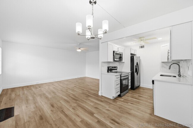 Building Photo - 1043 Cornwall C