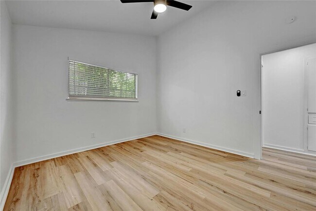 Building Photo - Fully updated 6 bed house!!! 1911 David!