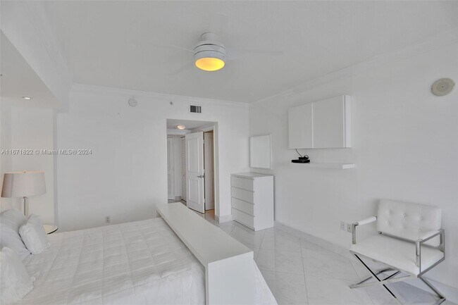 Building Photo - 16699 Collins Ave