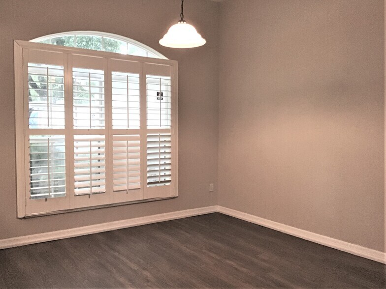 Building Photo - 2042 Ancient Oak Dr