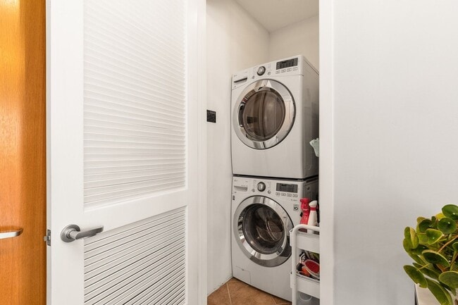 Building Photo - Modern Chic 2 bedroom at M2i