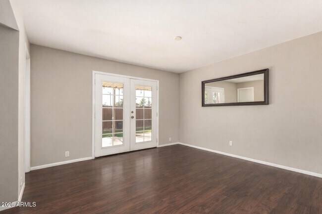 Building Photo - 105 E Manhatton Dr