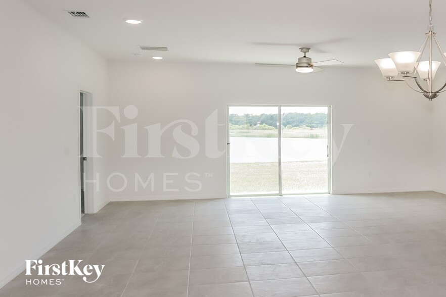 Building Photo - 1598 Isleta Lp