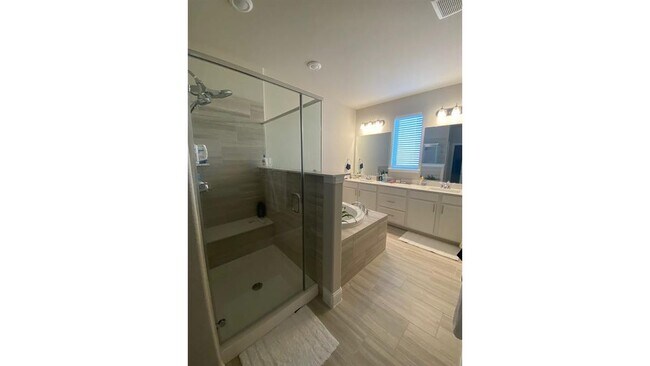 Building Photo - 2008 Naples Dr