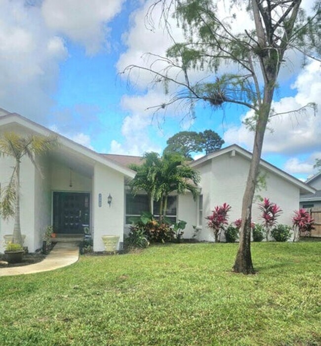 Building Photo - 14060 Greentree Dr