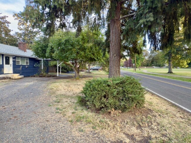 Building Photo - Single level Home near Acorn Park!
