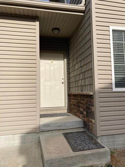 front entrance - 1121 Turtle Creek Rd