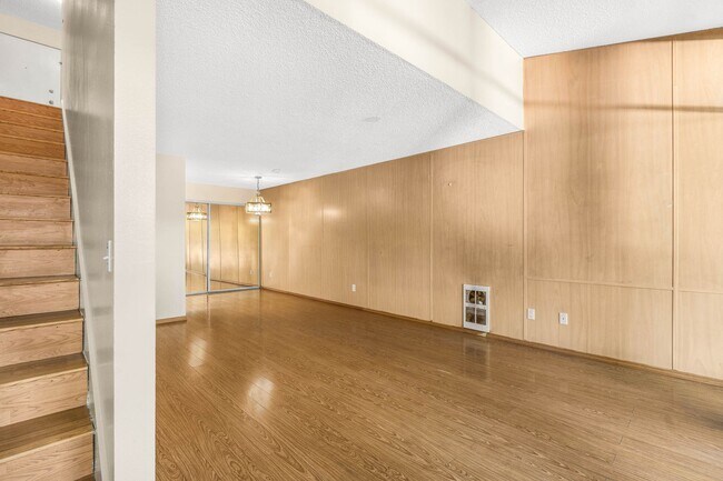 Building Photo - Great Grass Lawn Community Condo