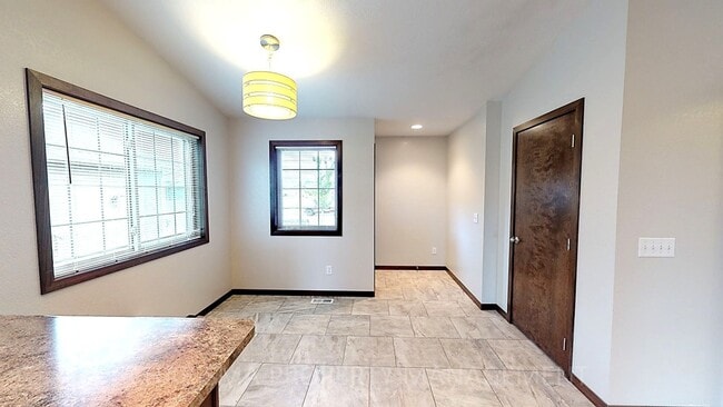 Building Photo - 3 BD, 2 BA TOWNHOME, VAULTED CEILINGS, FIR...