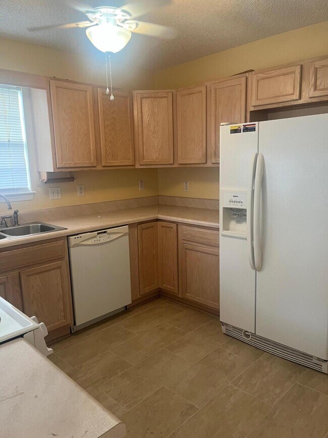 Building Photo - 5575 Meadow Creek Pl