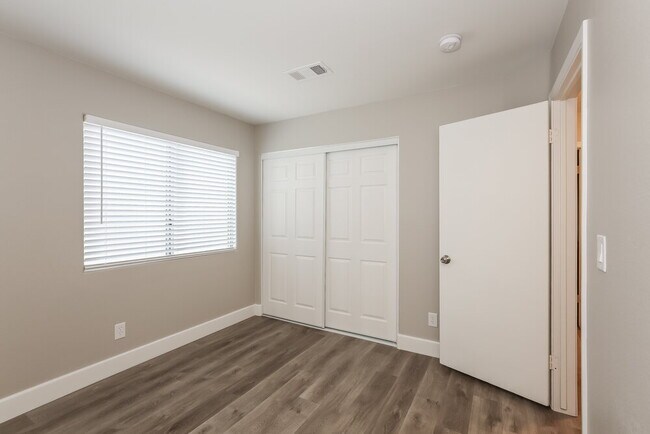 Building Photo - 4141 Oak Bay