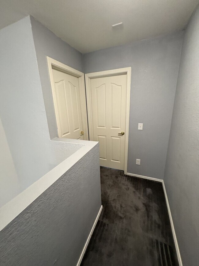 Building Photo - Convenient Location Three bedroom 2.5 baths 2 car garage