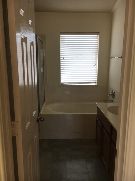 Building Photo - 901 Sweet Leaf Ln