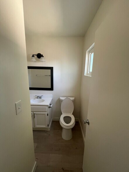 Building Photo - 20033 Saticoy St