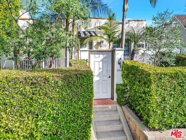 Building Photo - 744 N Sierra Bonita Ave