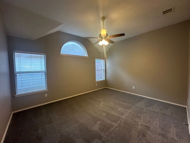 Building Photo - Gorgeous 4 bedroom with tons of Family space!