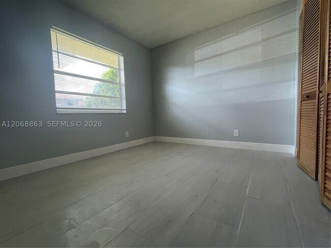 Building Photo - 10169 Twin Lakes Dr
