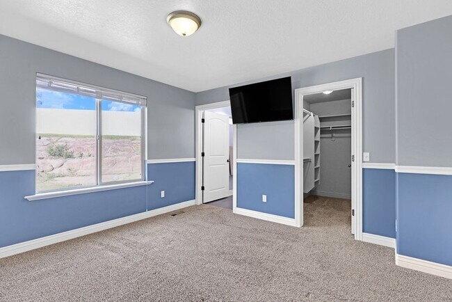 Building Photo - 2093 E View Dr
