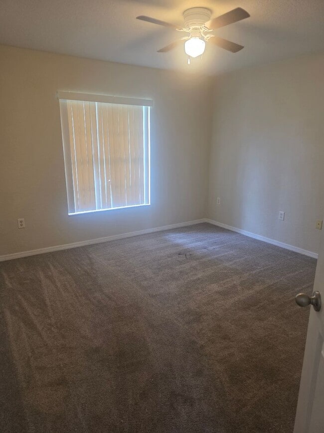 Building Photo - Large 4 bedroom 2 bath House