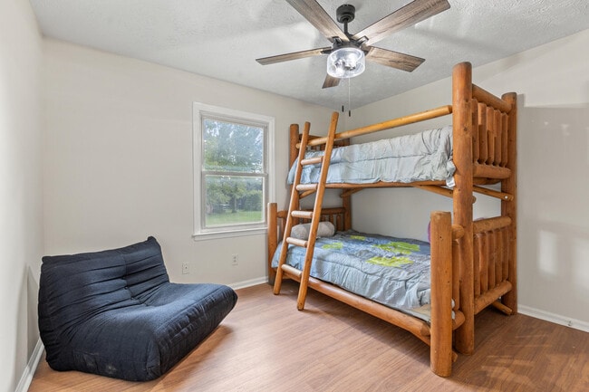 Building Photo - 104 Pleasantview St