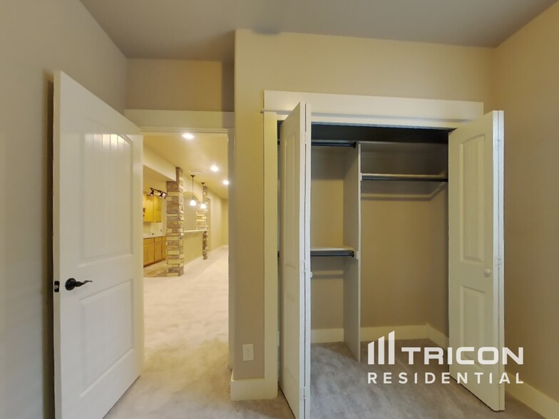 Building Photo - 4215 Woodlake Ln