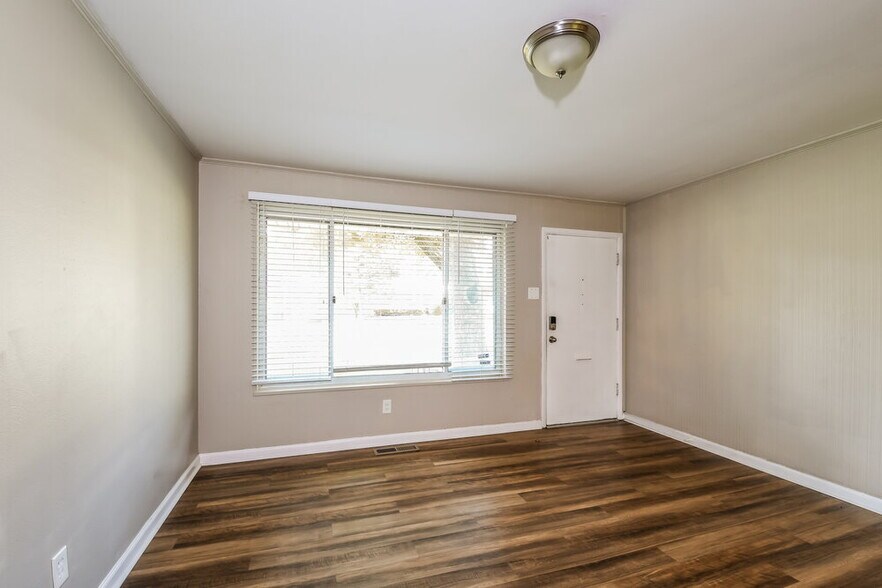 Building Photo - 933 Lebon Dr