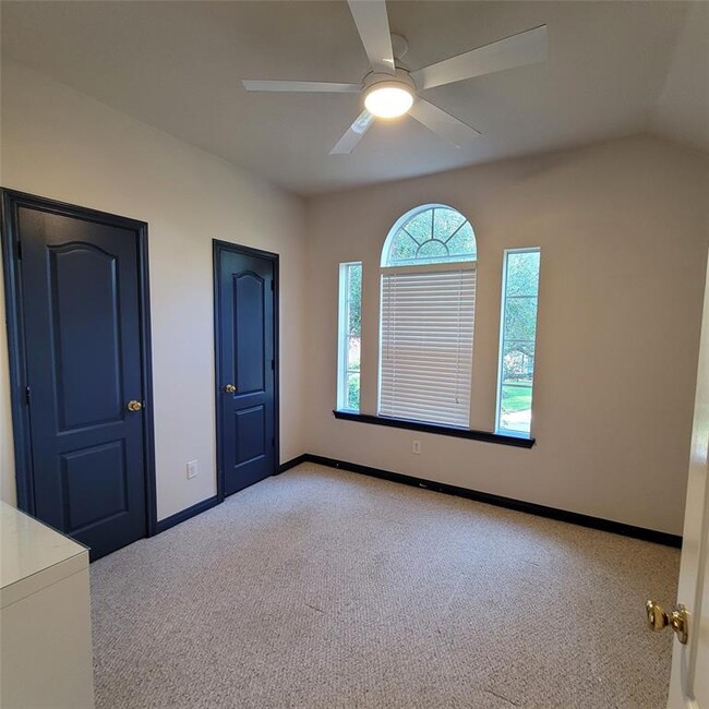 Building Photo - 18411 Autumn Park Dr