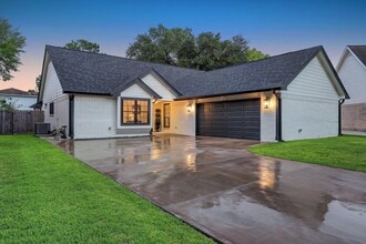 Building Photo - 15407 Woodcote Ct