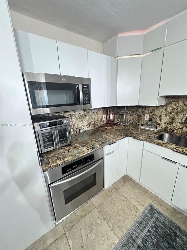 Building Photo - 3140 S Ocean Dr