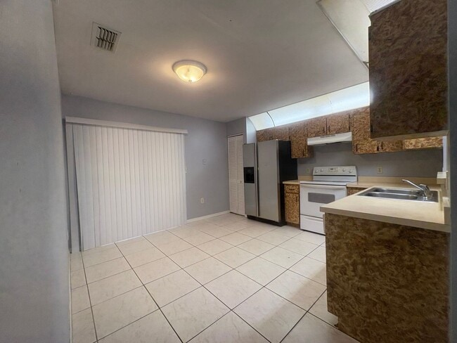 Building Photo - 332 Caldbeck Way