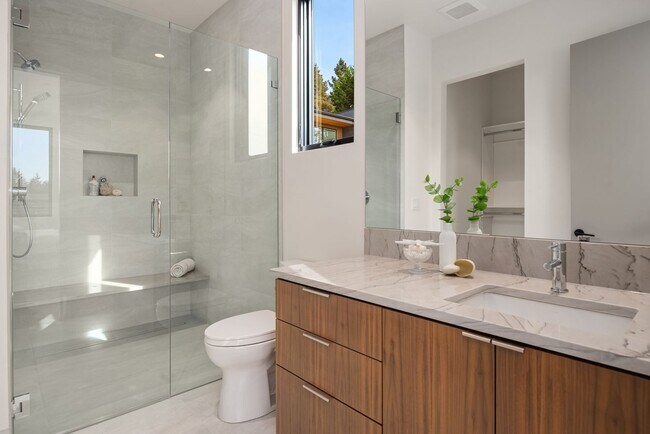 Building Photo - 7Bd/6Ba Bellevue Home