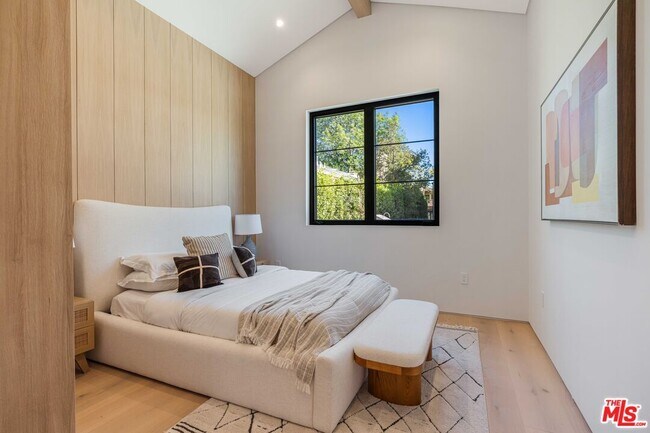 Building Photo - 16723 La Maida St