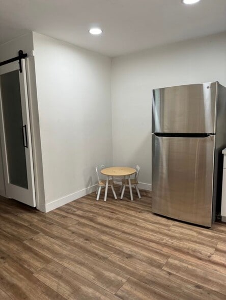 Building Photo - 1472 Iris Ave