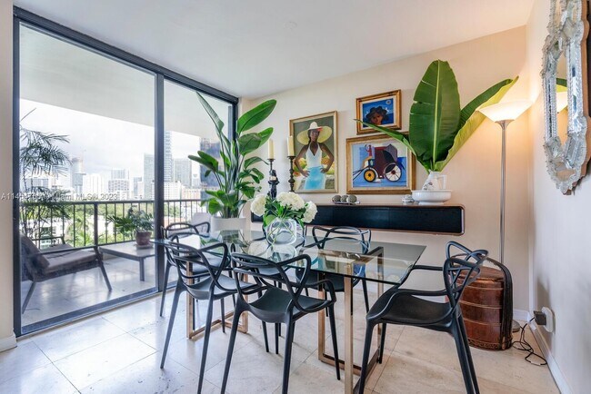 Building Photo - 1581 Brickell Ave