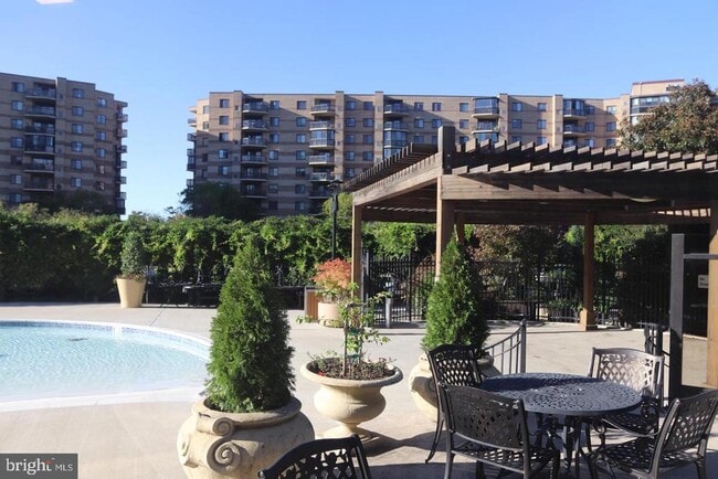 Building Photo - 8350 Greensboro Dr