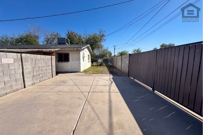 Building Photo - 2Bed/1Bath House at AZ-51/Thomas Rd! -- NO HOA! FENCED-IN YARD!