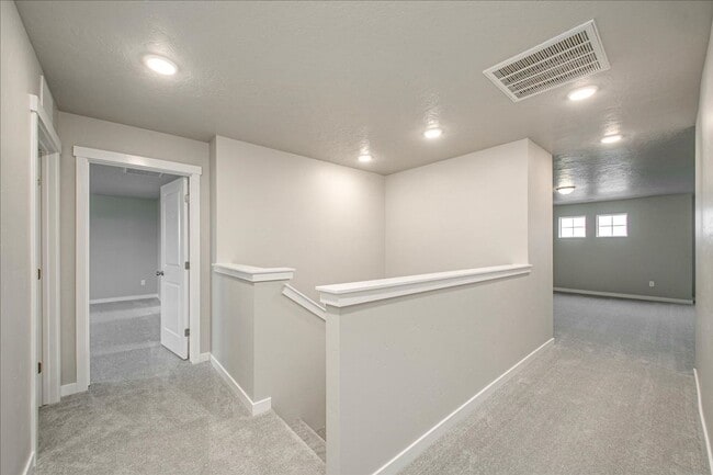 Building Photo - 2 Story Nampa Home!