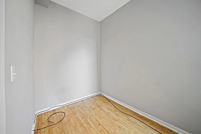 Building Photo - Beautiful Greystone building on Chicago's iconic Augusta Boulevard in the Ukrainian Village / Hum...