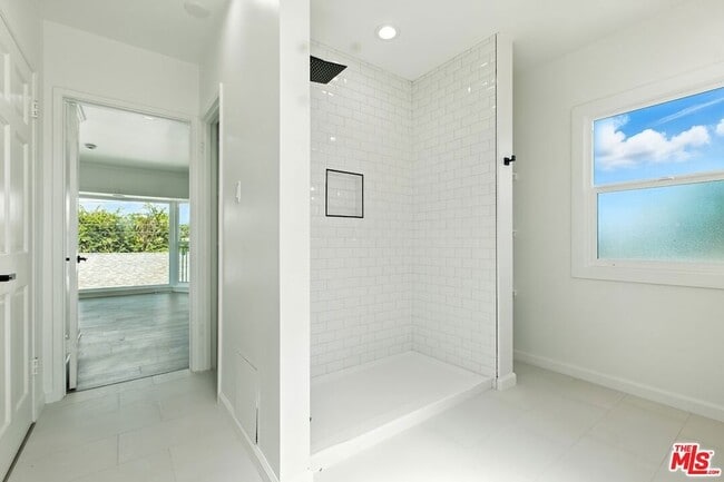 Building Photo - 4640 Laurelgrove Ave