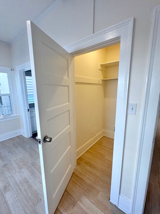 Building Photo - 420 S Berendo St