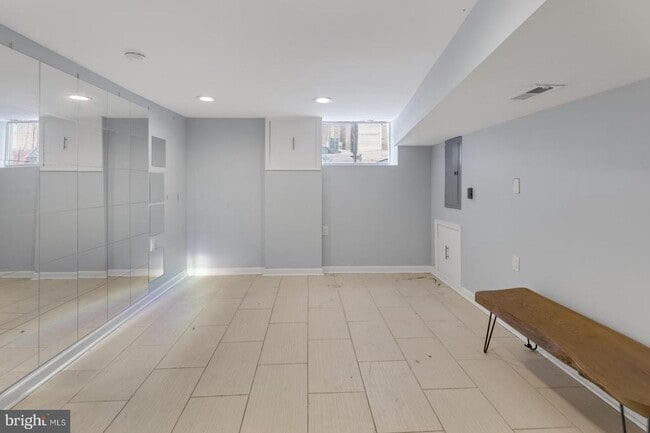 Building Photo - 2124 Sigel St