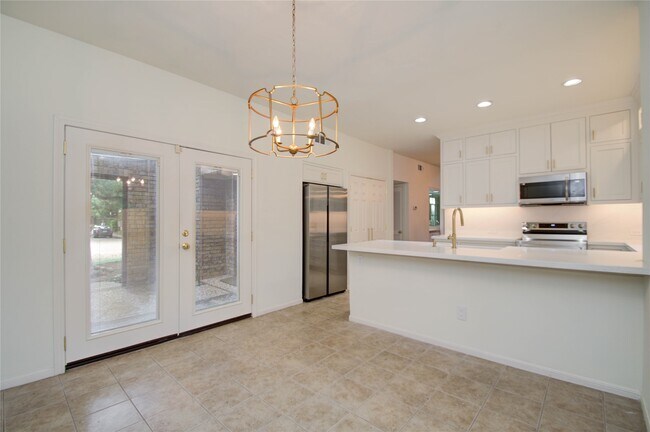 Building Photo - 6 Town Oaks Pl