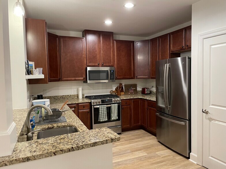 The kitchen - 145 Pier View St