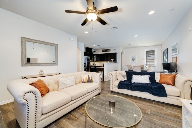 Building Photo - BEAUTIFUL EASTSIDE HOME