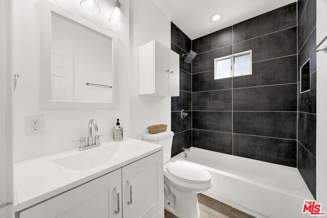 Building Photo - 201 E 91st St
