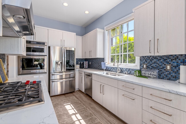 Building Photo - 546 N Indian Canyon Dr