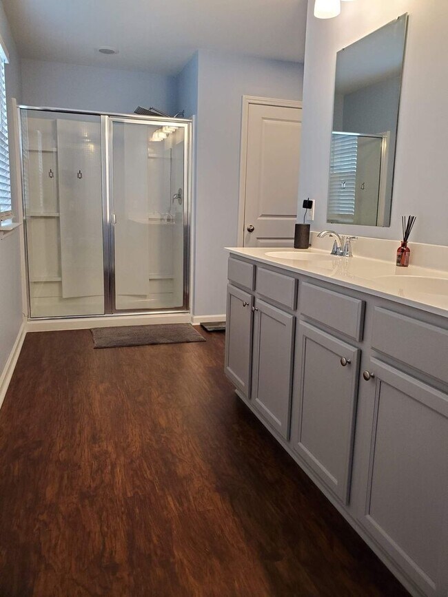 Building Photo - **Available mid January** 4 Bedroom with B...